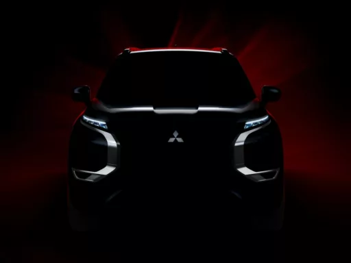 Nuovo Mitsubishi Outlander PHEV 2025