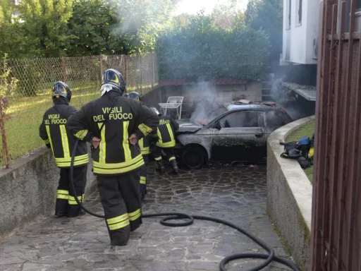 Vigili del fuoco spengono incendio auto elettrica in fiamme