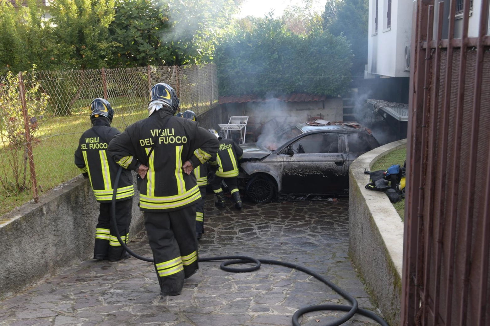 Vigili del fuoco spengono incendio auto elettrica in fiamme