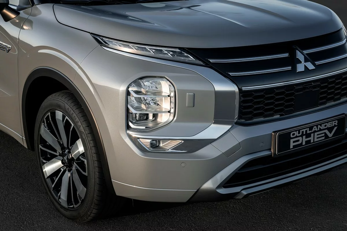 Mitsubishi Outlander PHEV D-SUV 2025