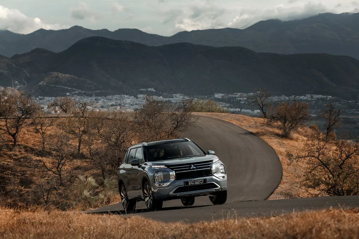 Mitsubishi Outlander PHEV D-SUV 2025