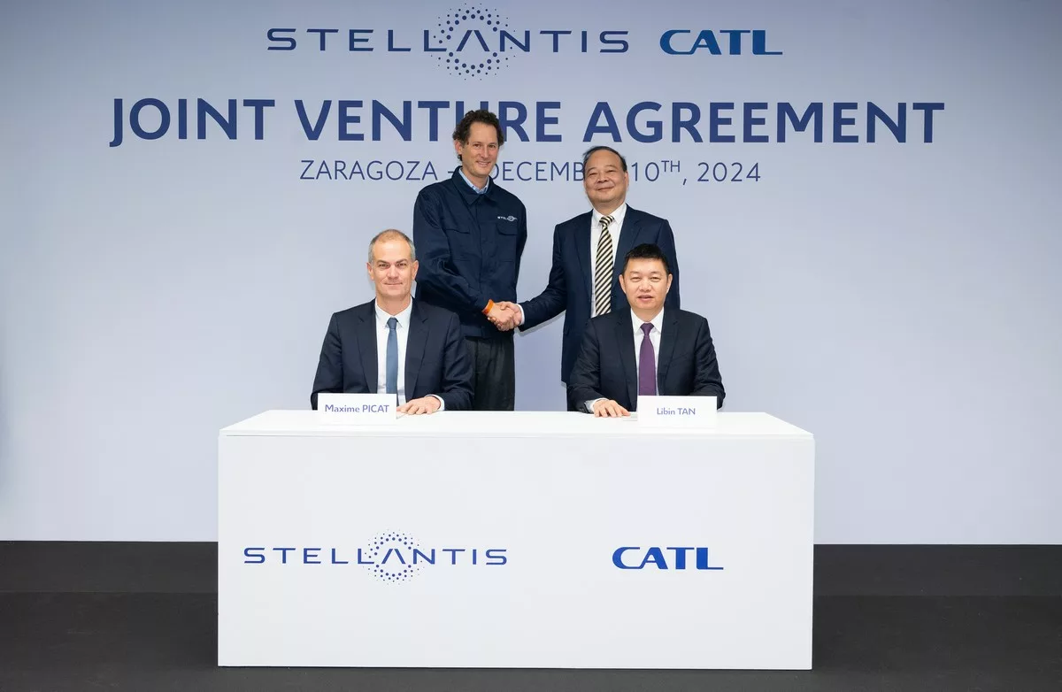 Da sinistra a destra, in piedi, John Elkann, Presidente di Stellantis e Presidente del Comitato Esecutivo ad interim, e Robin Zeng, Presidente e CEO di CATL. Da sinistra a destra, seduti, Maxime Picat, Chief Purchasing and Supplier Quality Officer di Stellantis, e Libin Tan, Chief Customer Officer e Presidente delle Vendite e del Marketing di CATL