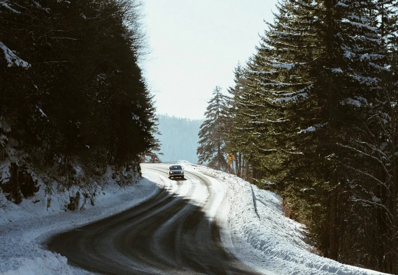 uto guida strada ghiacciata