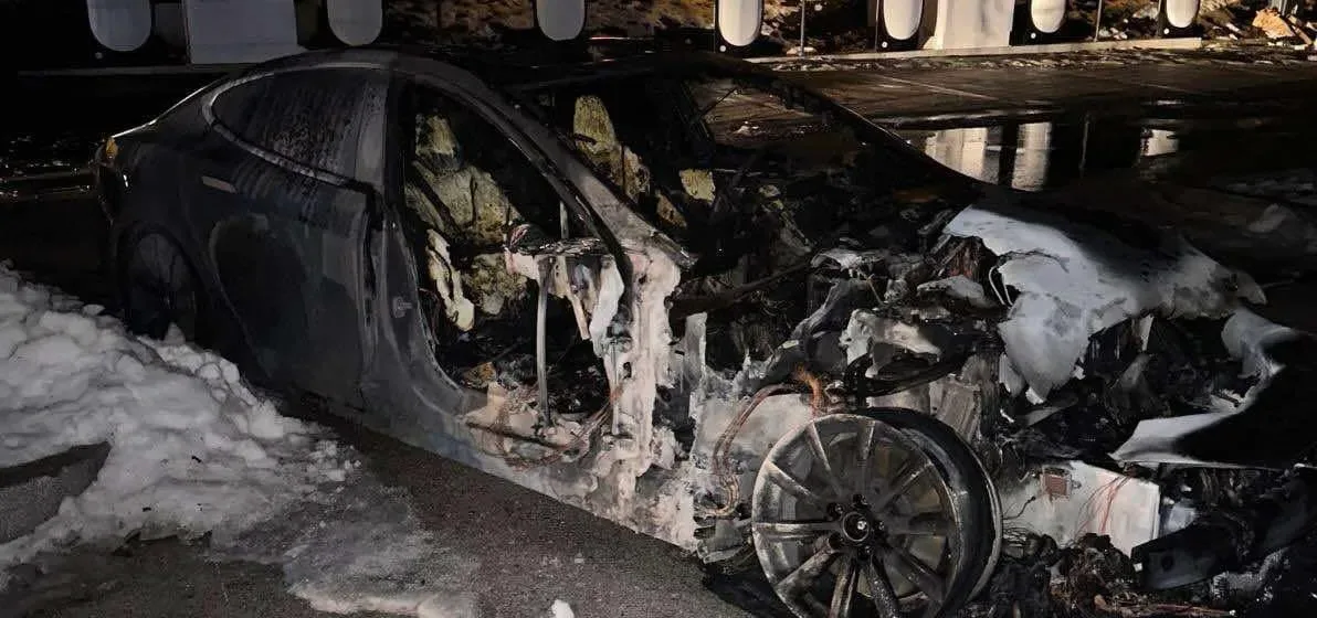 Tesla Model S prende fuoco in Francia