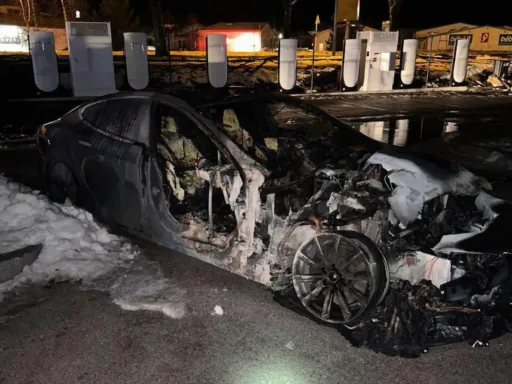 Tesla Model S prende fuoco in Francia