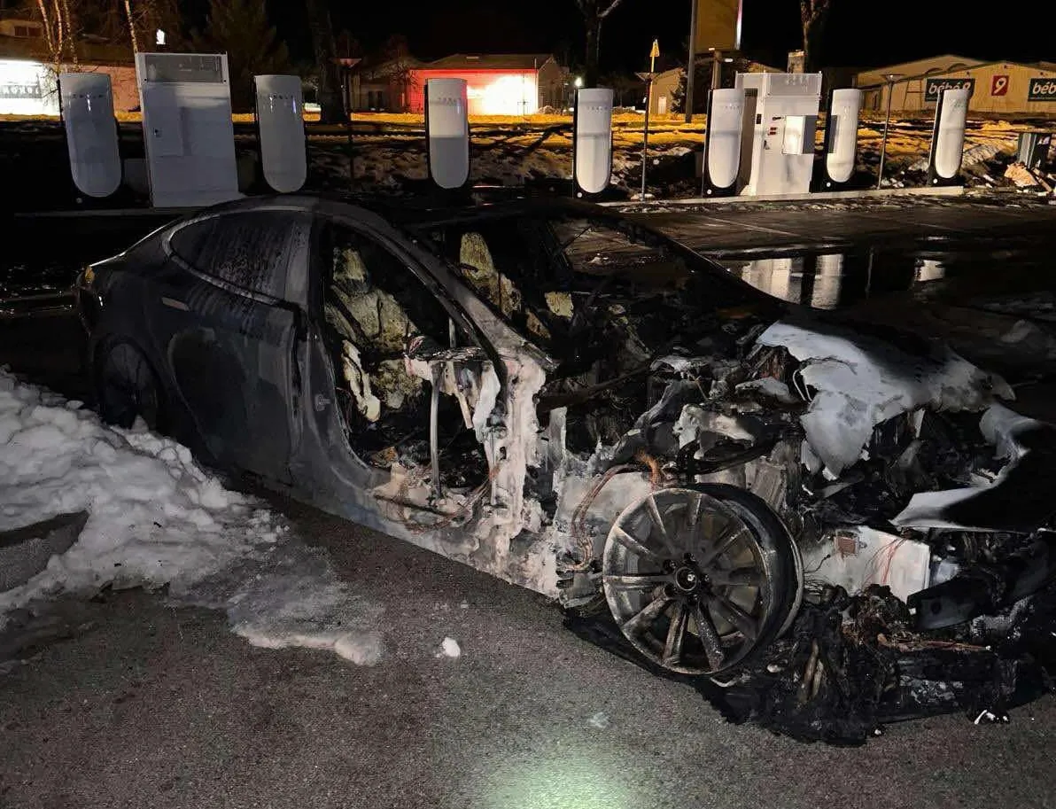 Tesla Model S prende fuoco in Francia